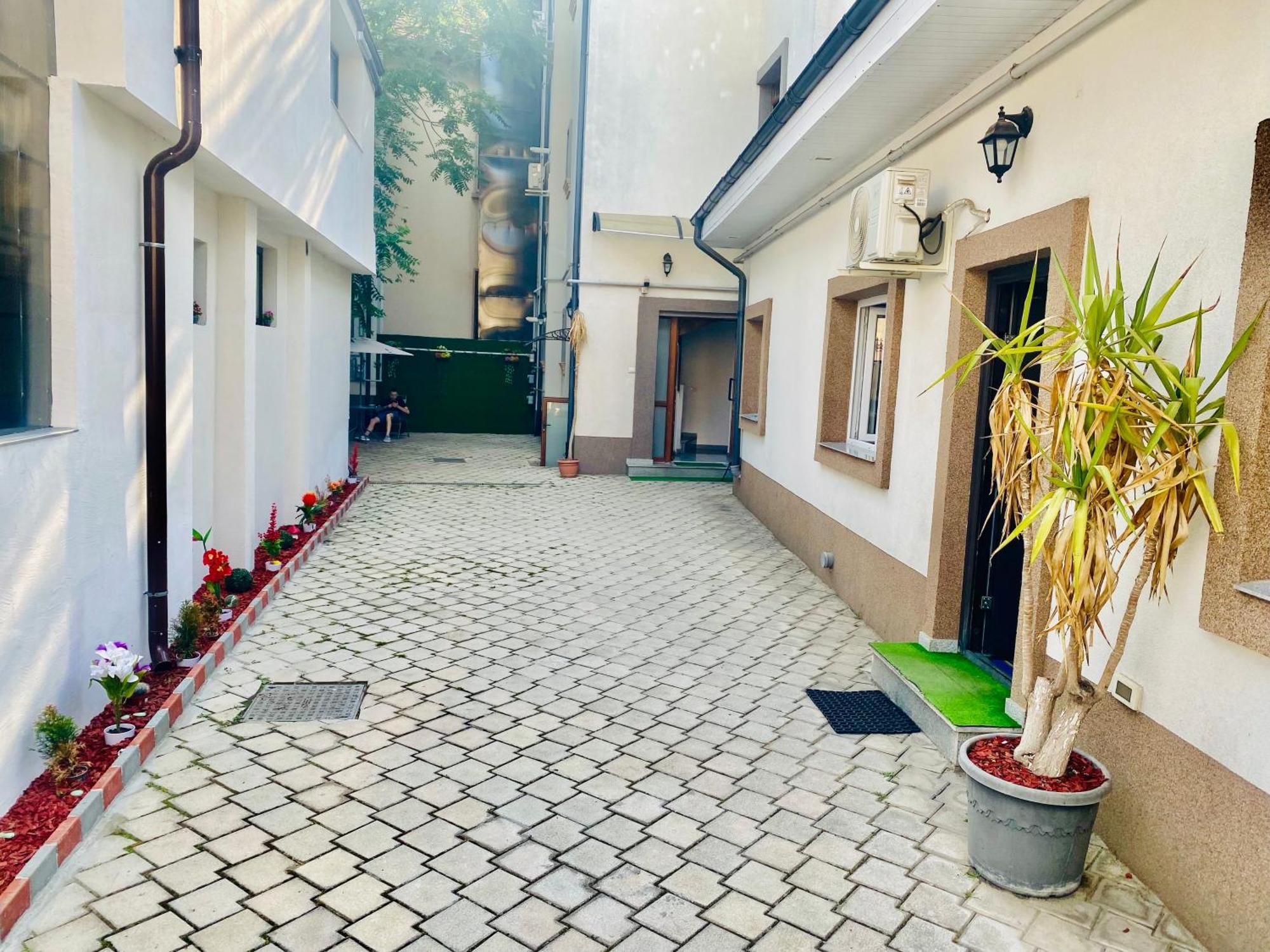 Хостел Cazan House Бухарест Экстерьер фото